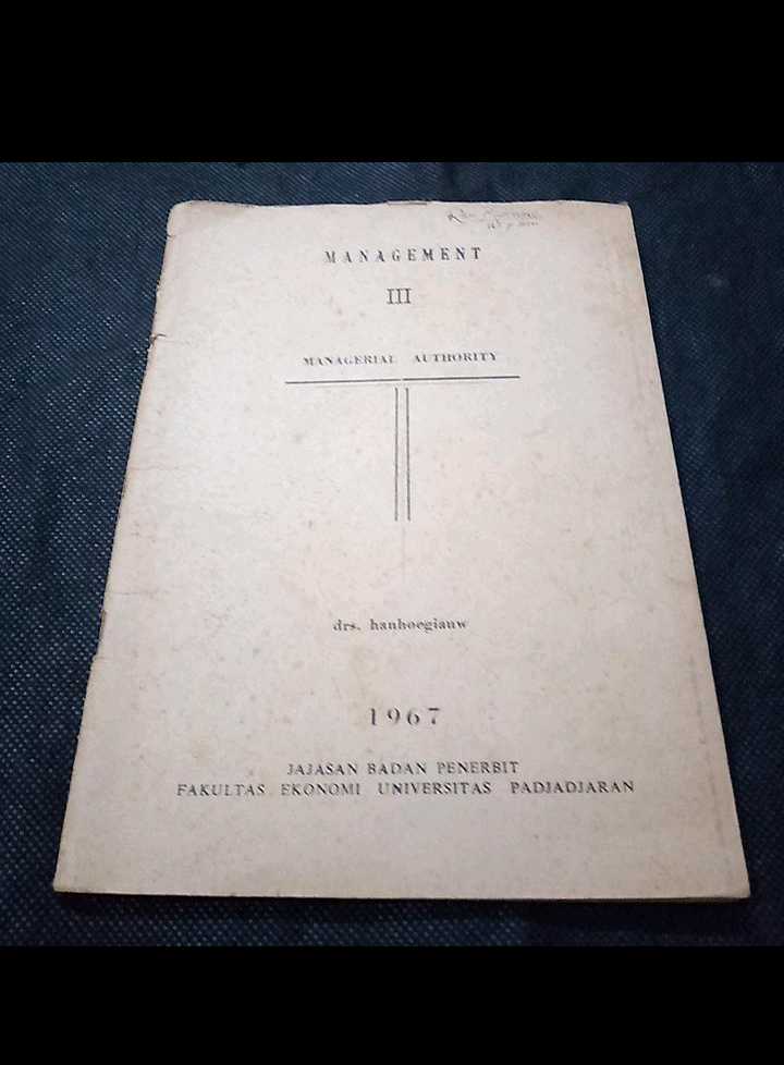 Buku Jadul 1967 - MANAGEMENT III - Oleh Drs Hangoegiauw - Penerbit  Ekonomiii Univ.Padjadjarnn - Masih EDJAAN LAMA, Model Tulisan KETIKAN