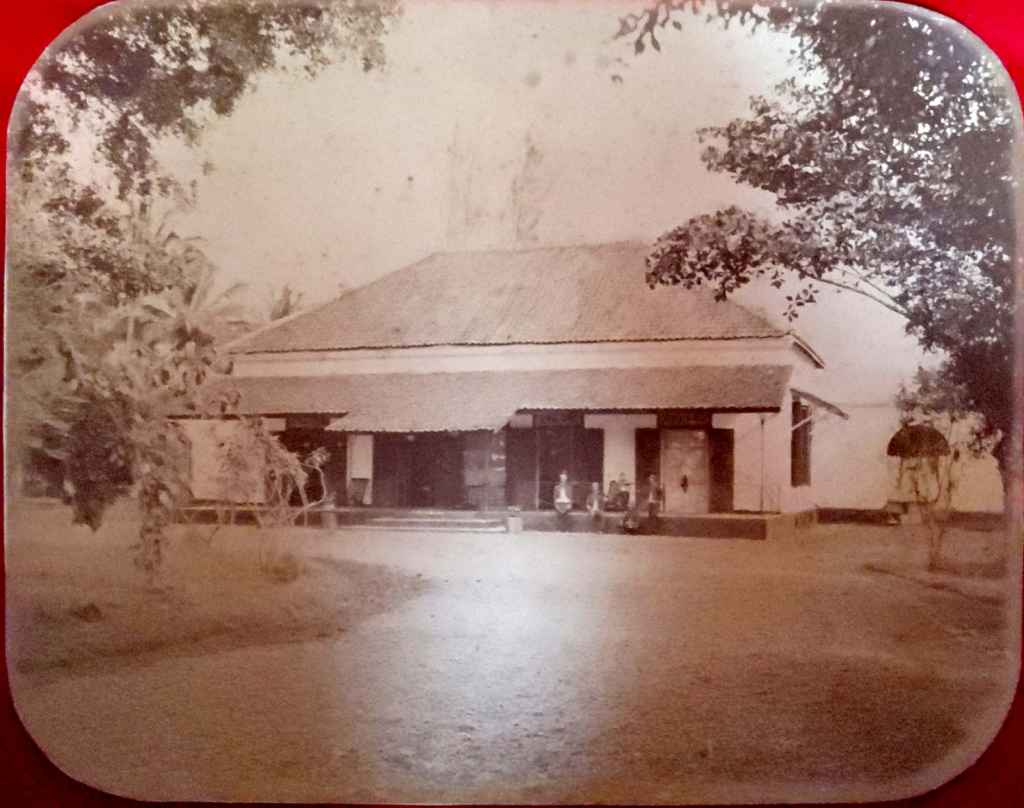 Foto antik/Foto kuno; estimasi tahun 1870-an awal; ukuran 24,5cm x 19cm (C0009)