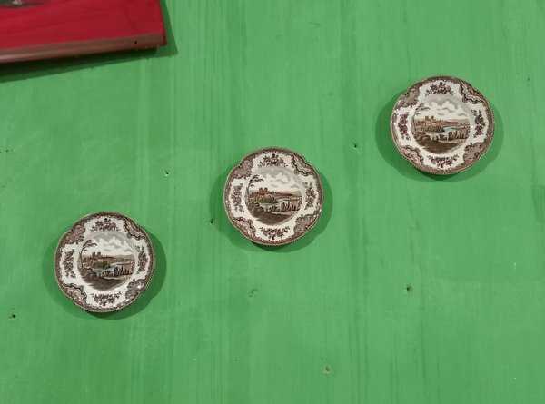 Piring Keramik Antik