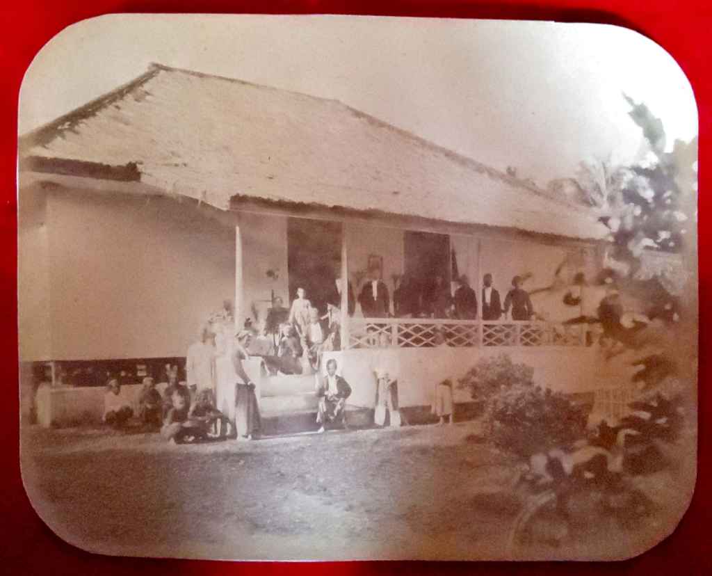 Foto antik/Foto kuno; estimasi tahun 1870-an awal; ukuran 24,5cm x 19cm (C0003)