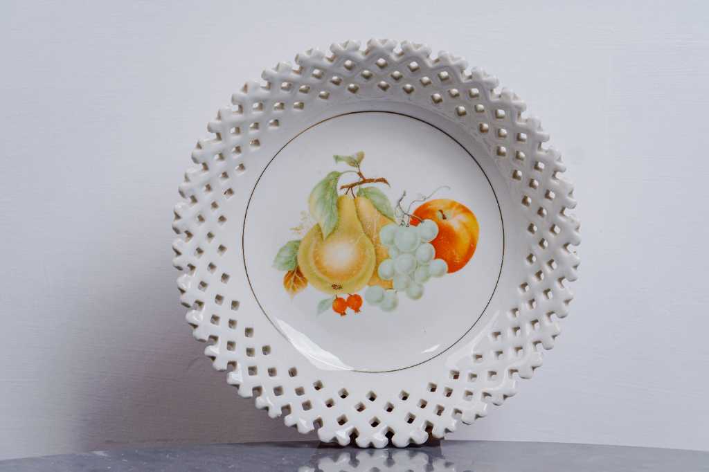 Piring Vintage Karawang Motif Buah Porselin