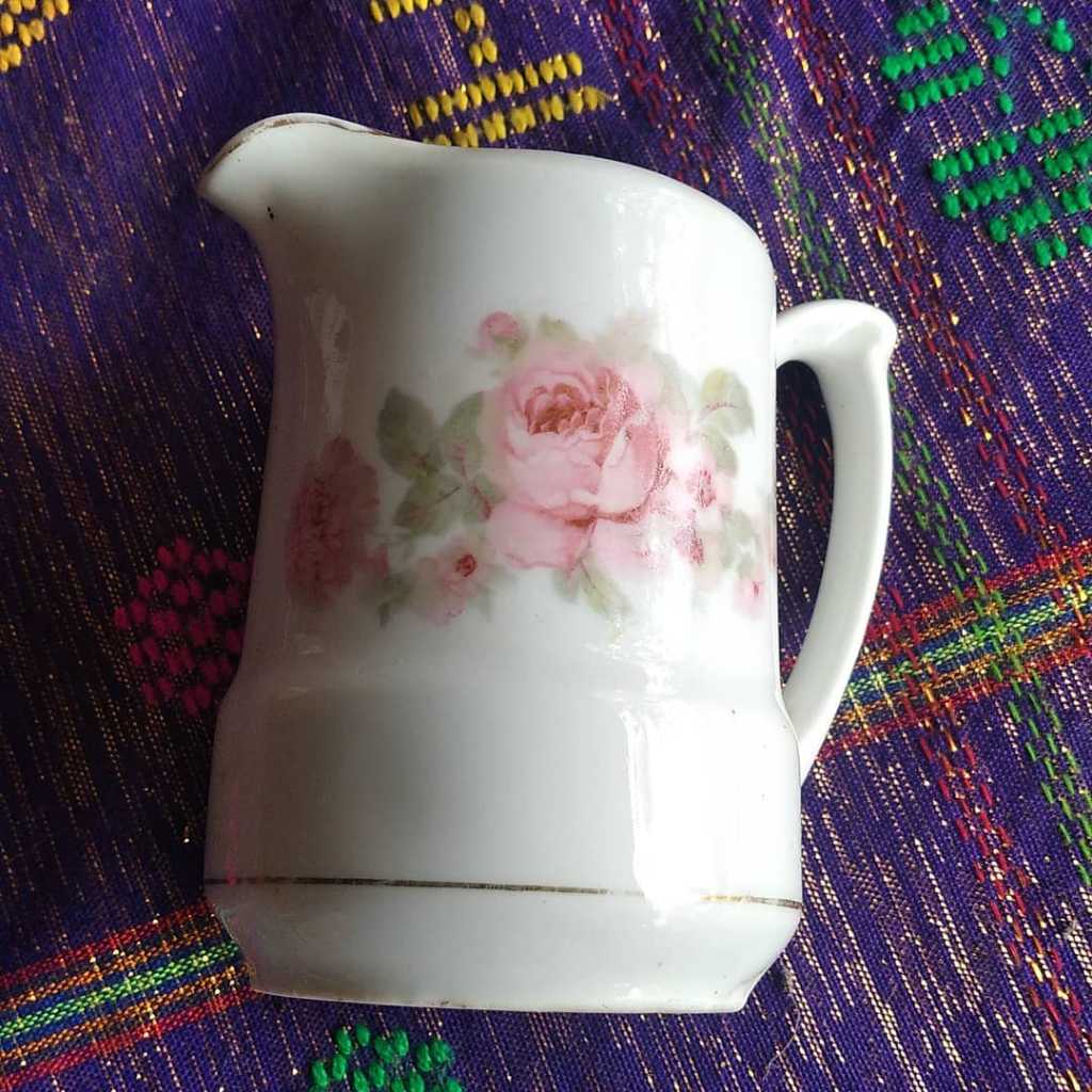 Tempat susu porcelain