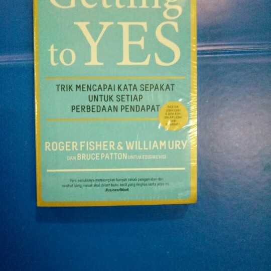 Getting to yes ; metode negosiasi langsung yang dapat diterapkan secara universal