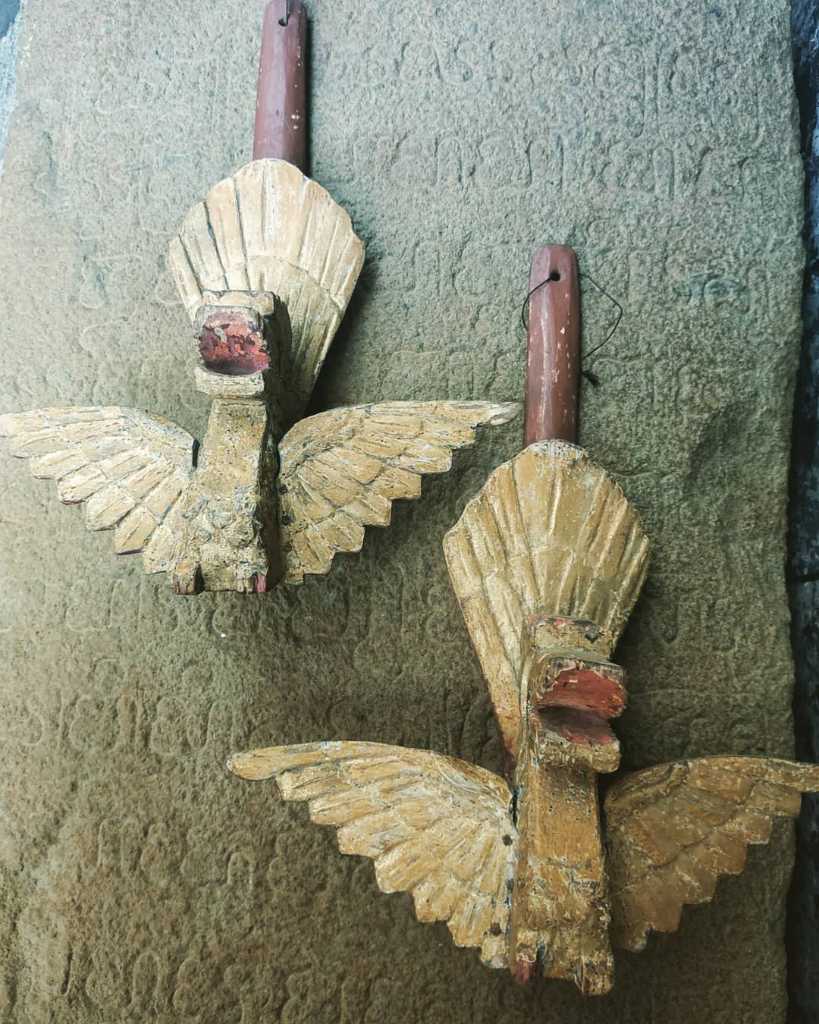 Patung Manukberi Bahan Kayu