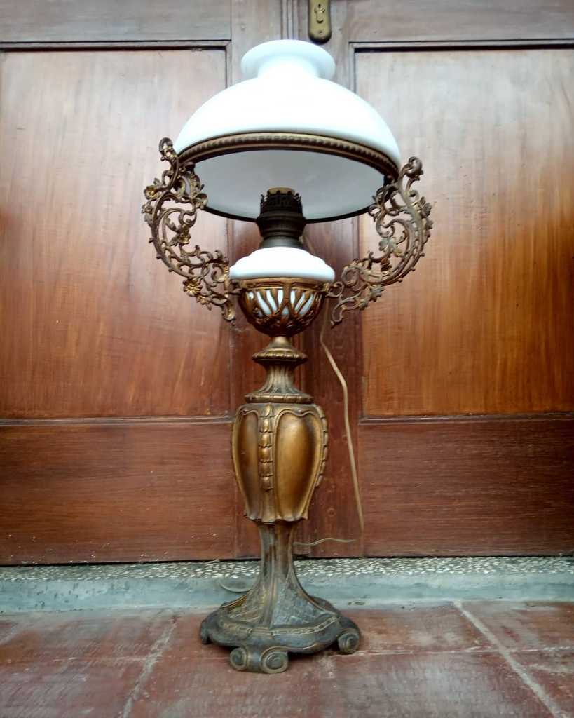 Lampu Meja Lawas
