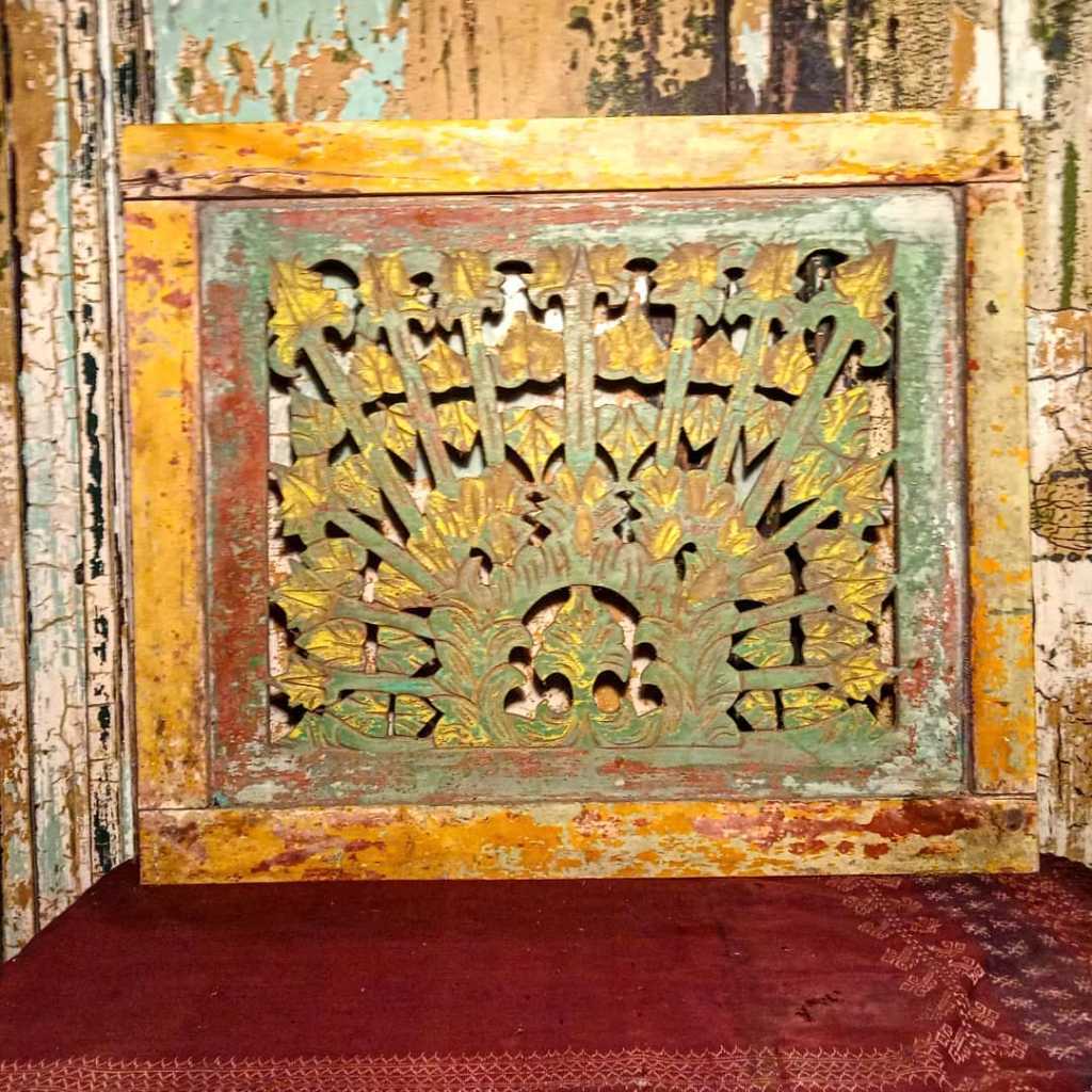 Angin-angin (ukiran di atas jendela/pintu)