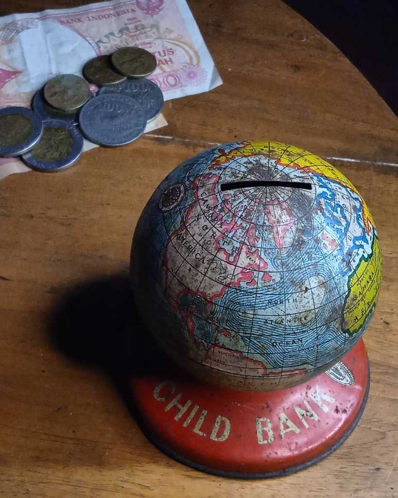 Celengan "Globe".. Tin Money Bank.. Merek 'Pretty Boy'.