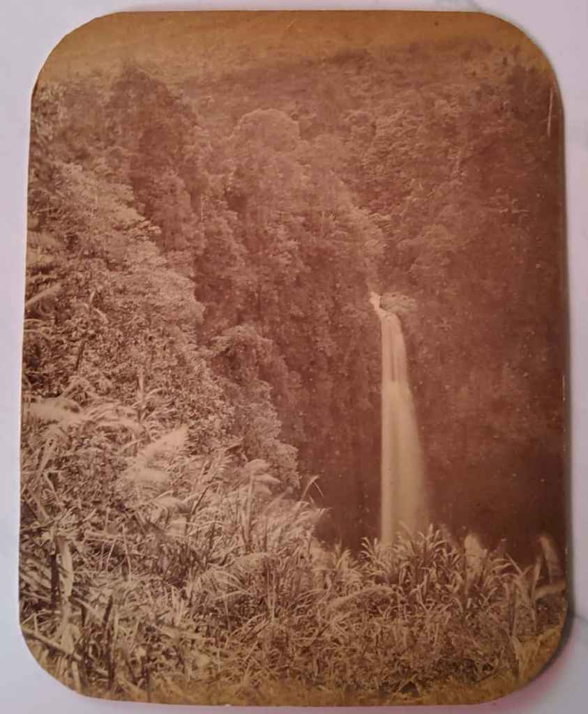 Foto Antik/Foto Kuno; estimasi tahun 1870-an; ukuran 24,5cm x 19cm (C 0044)