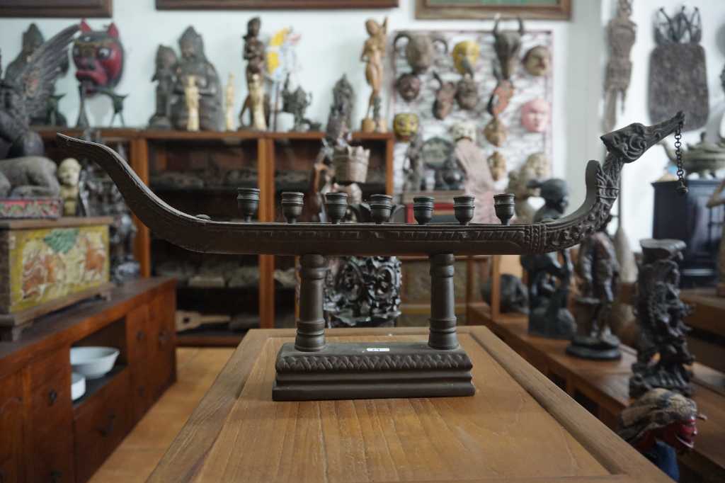 Tempat Lilin bahan Perunggu tinggi: 25cm panjang: 57cm