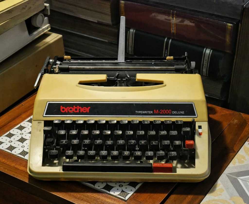 Brother M-2000 Deluxe Manual Typewriter 80s Made in Japan
