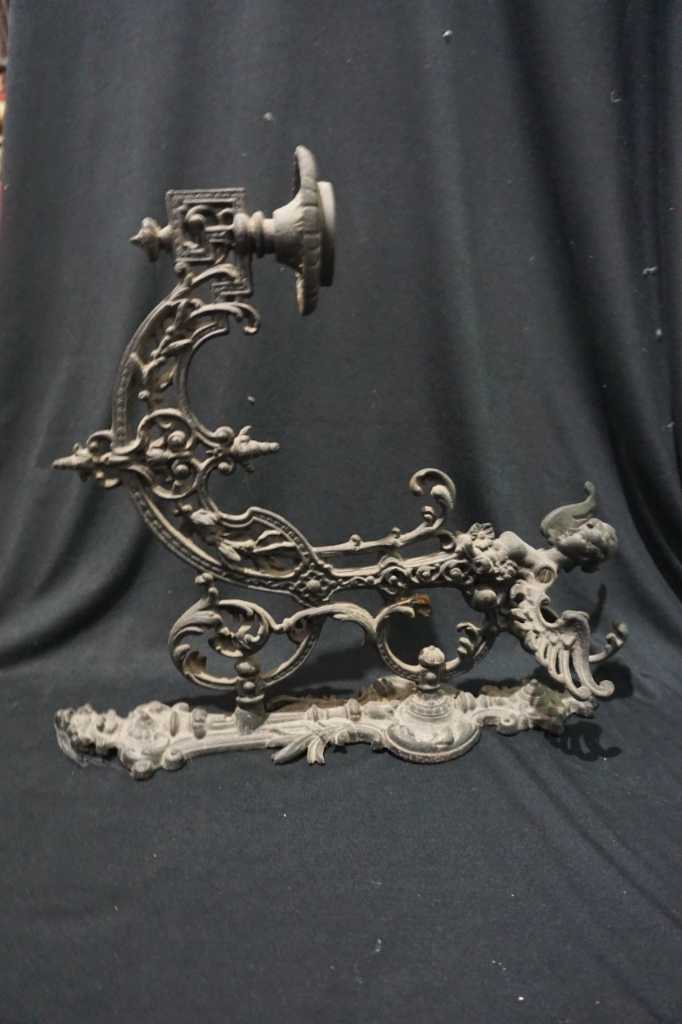 Cangkrangan Lampu tembok besi