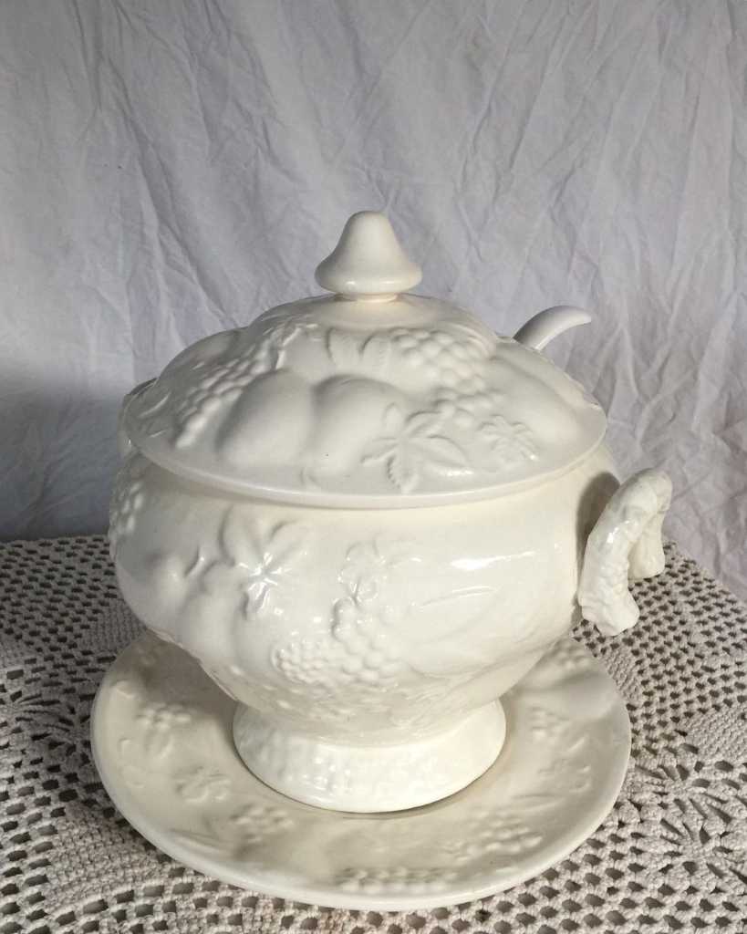 Tempat sup/minuman dingin dari keramik.