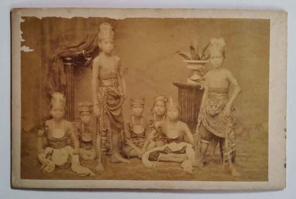 Foto Antik / Foto Kuno ; estimasi tahun 1870-an; ukuran 10cm x 15,5cm (kecil 0035)