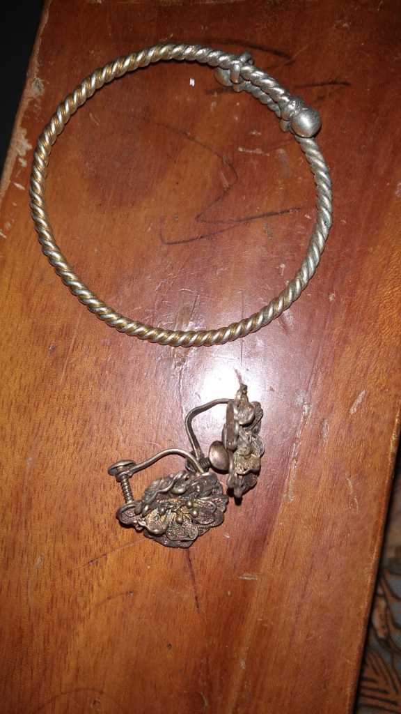 Gelang perak bayi dan giwang dewasa