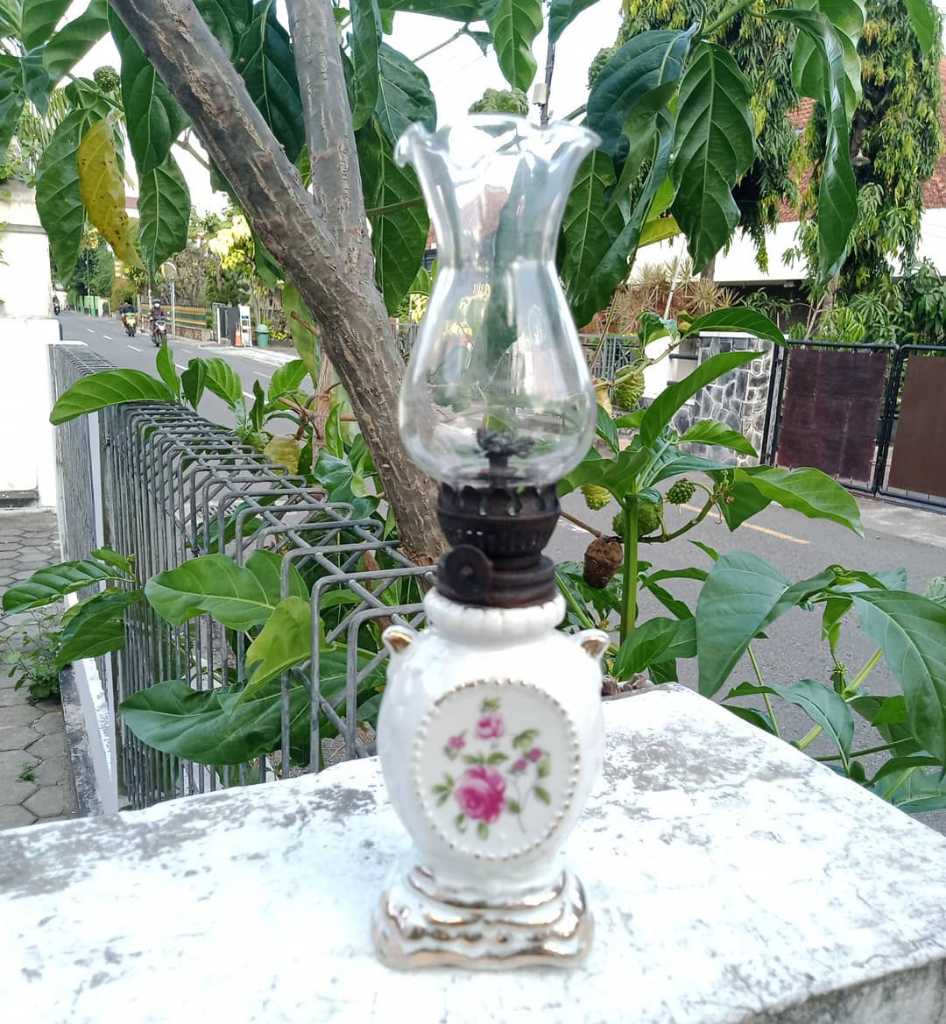 Lampu teplok.Bahan kramik.T.23cm.kondisi utuh masih berfungsi.