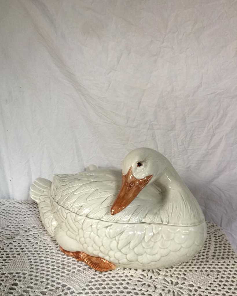 Tempat sup bentuk angsa.