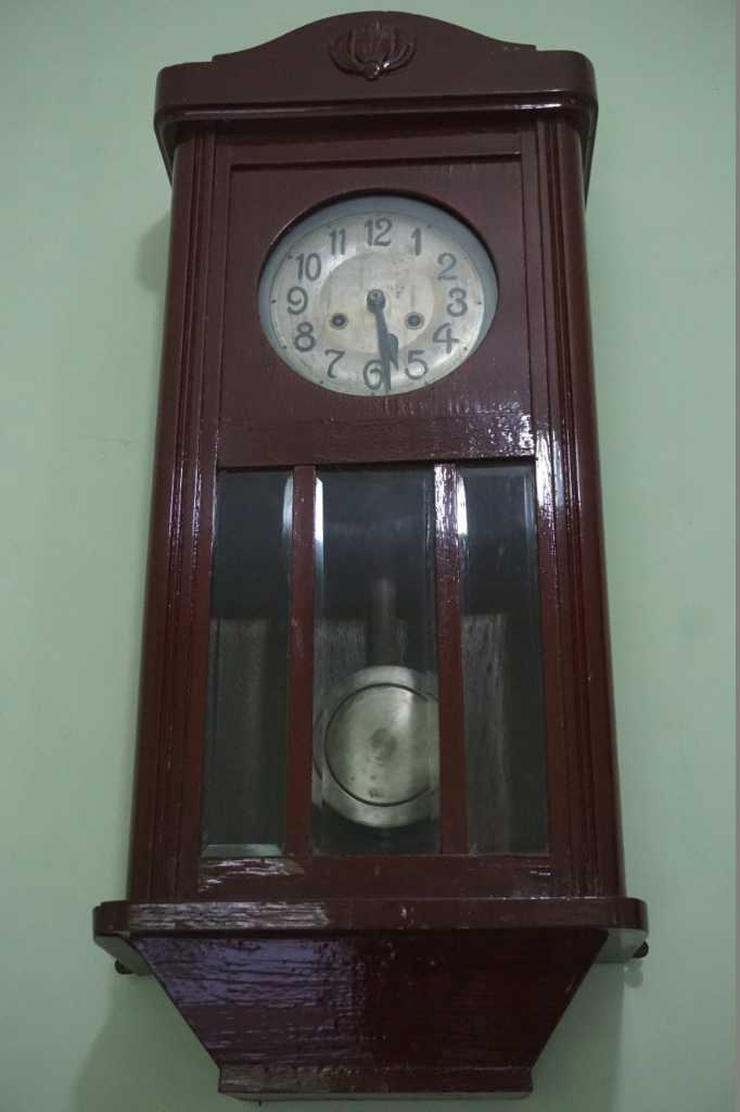 Jam dinding merk Mauthe