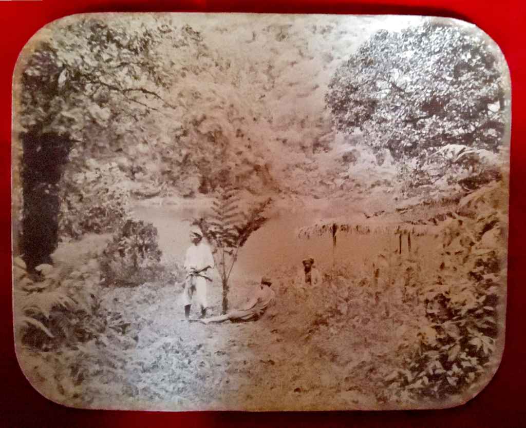 Foto kuno; estimasi tahun 1870-an awal; ukuran 24,5cm x 19cm (C0016)