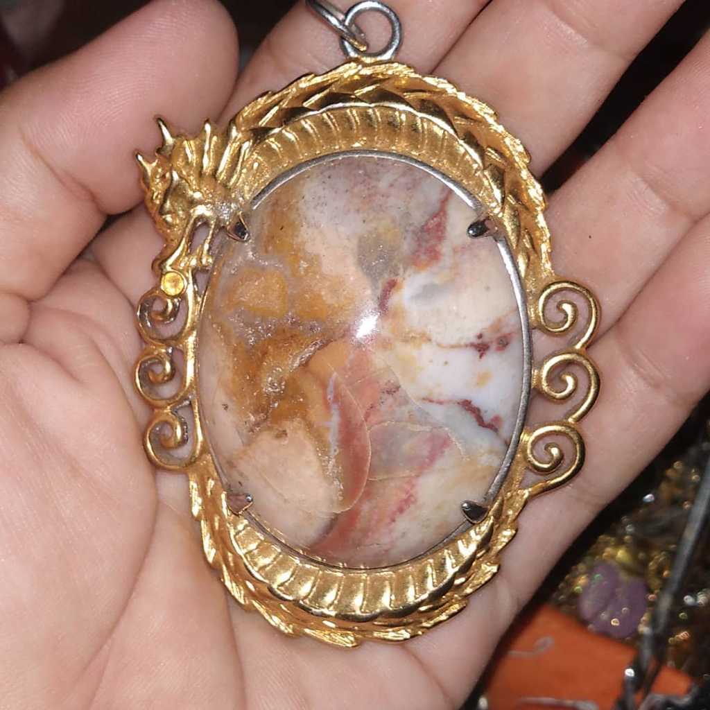 Liontin Sang penari - batu tembus cahaya