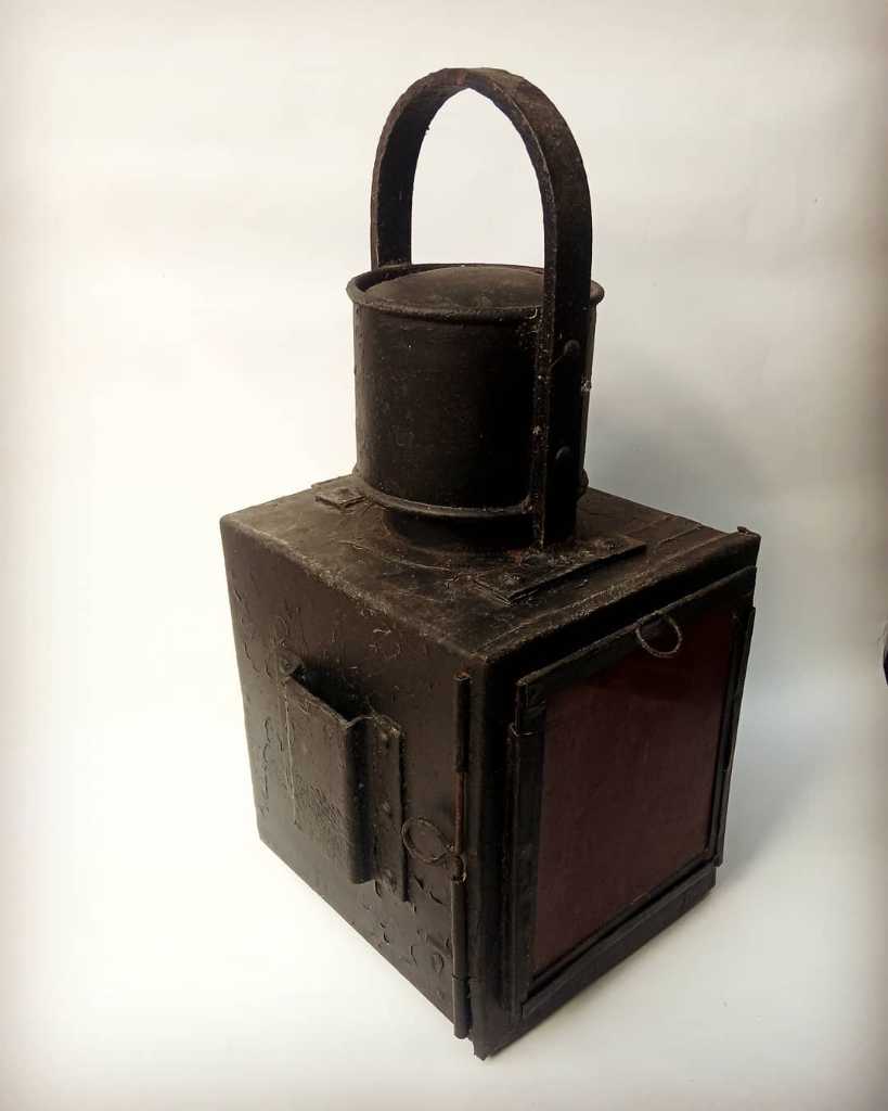 Lampu signal kereta api antik