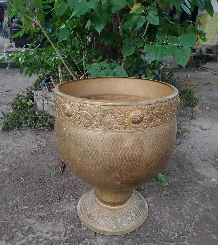 Bisa di fungsi sebagai pot kembang.Bahan Kuningan.ukir halus plat Tebal