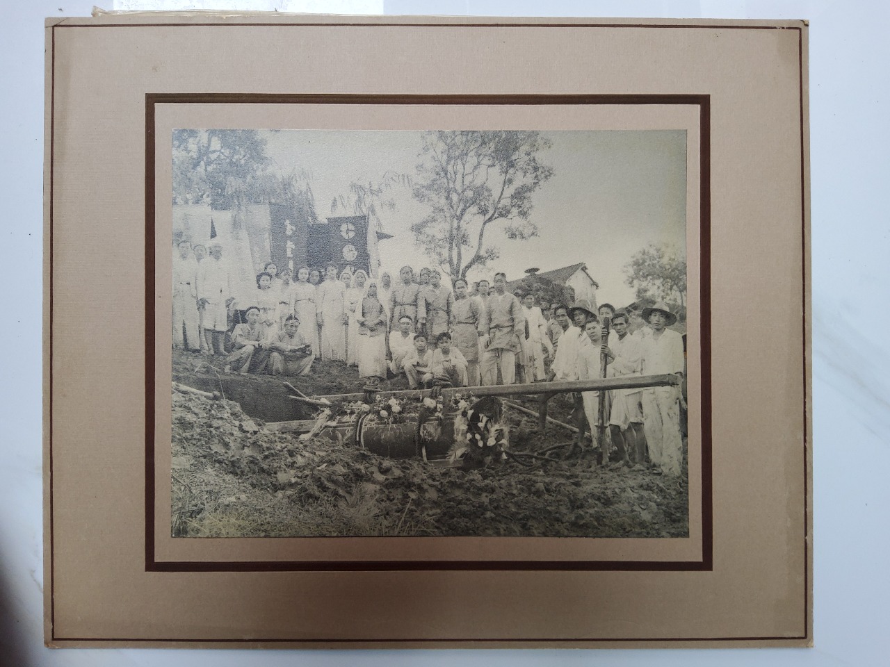 Foto antik / Foto kuno; estimasi tahun 1900-an awal; ukuran 29cm x 22,5cm