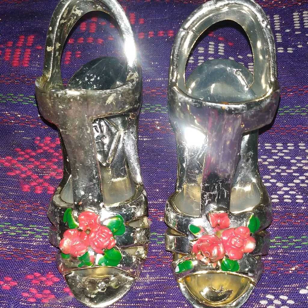Sepasang Sepatu mungil cantik porselin ukuran 12cm