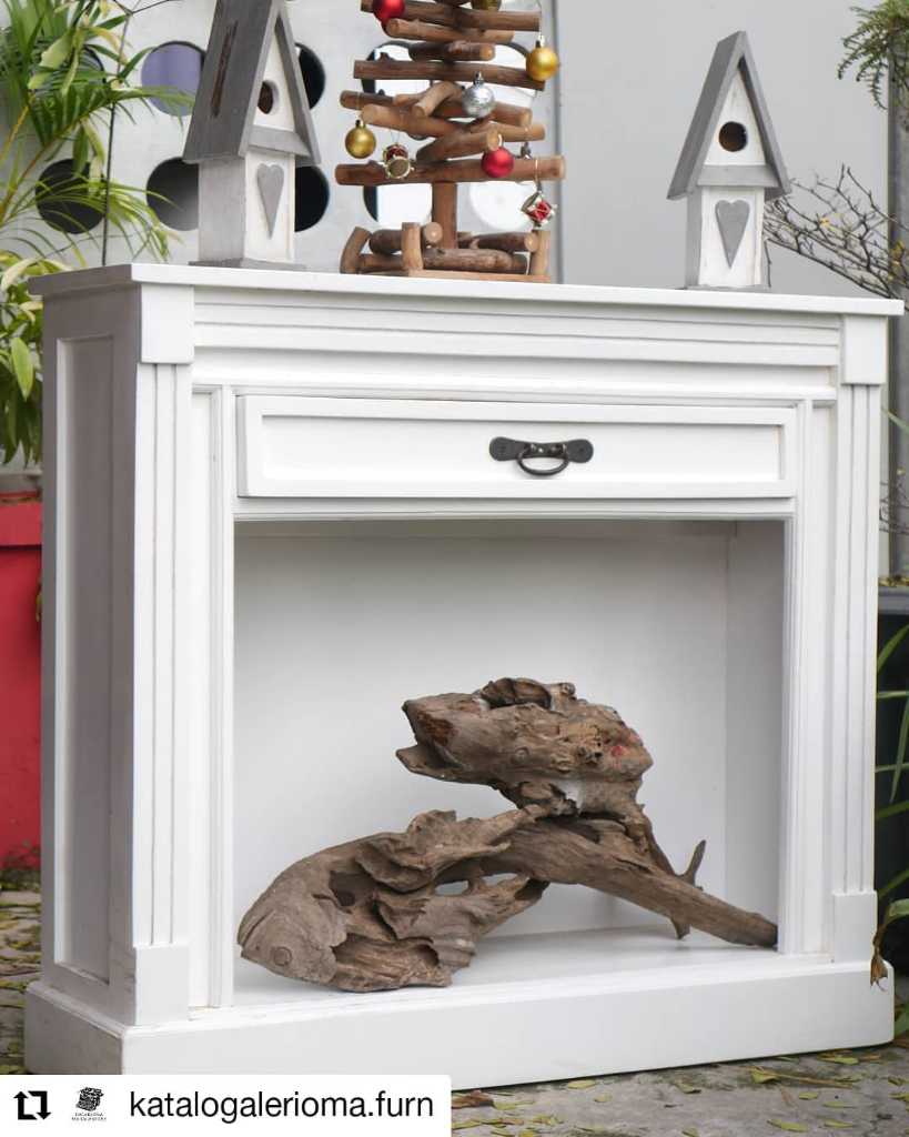 Meja Konsul Replika Perapian.