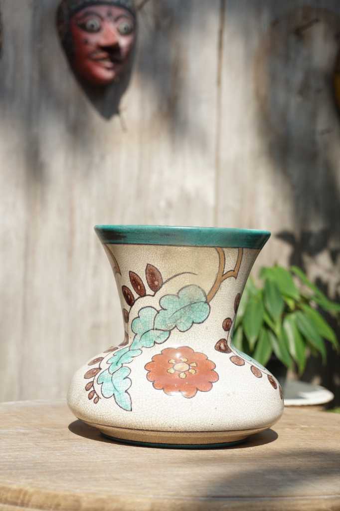 Guci Gouda Motif Bunga Merah