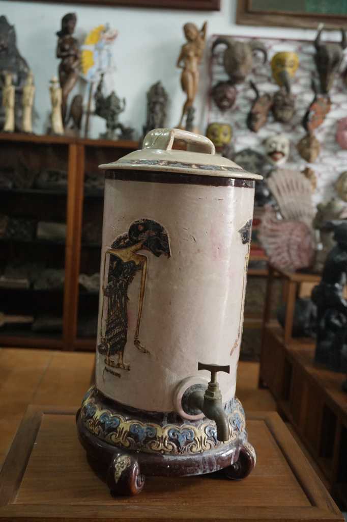 Tempat Air Minum Keramik motif wayang Sembodro