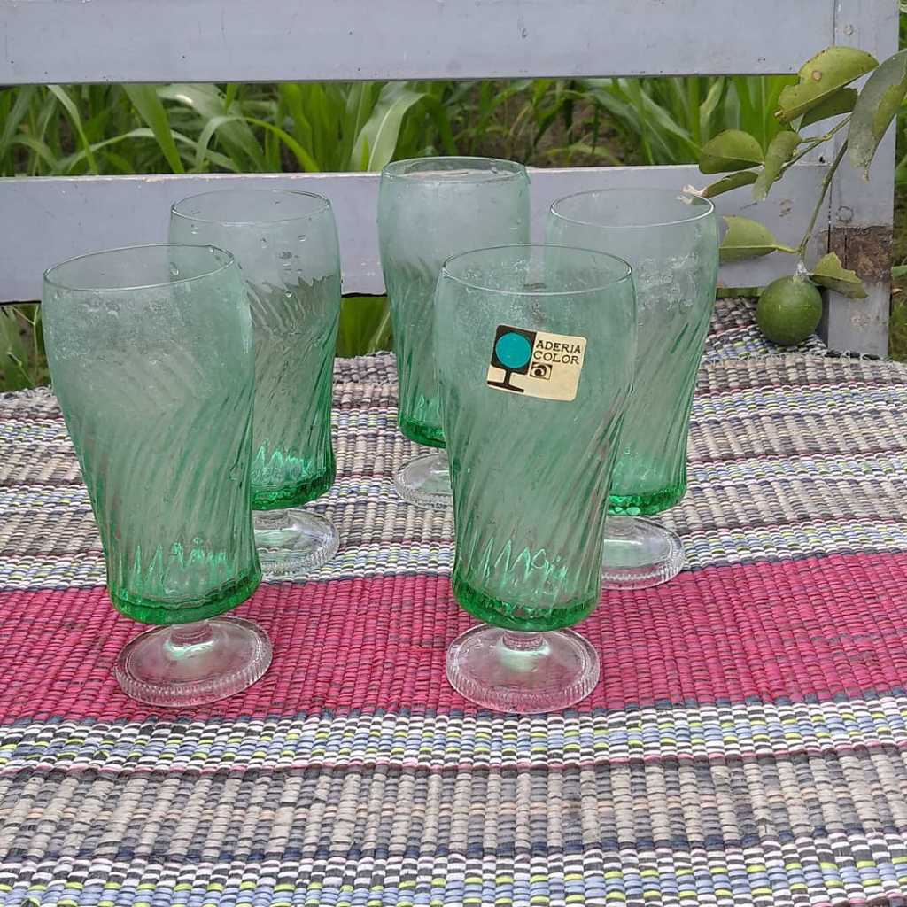 5 Gelas tangkai aderia Gelas hijau