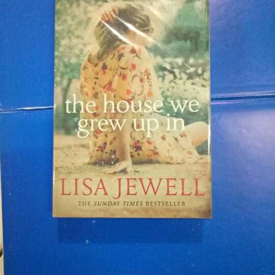 Novel The house we grew up in ; the sunday times bestseller.
