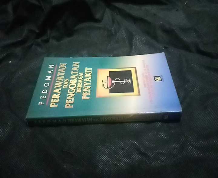Buku Pedoman PERAWATAN DAN PENGOBATAN BERBAGAI PENYAKIT - Oleh Pengembangan SDM Yayasan Pendidikan Haster - Terbitan Pionir Jaya Bandung - Tahun 1996