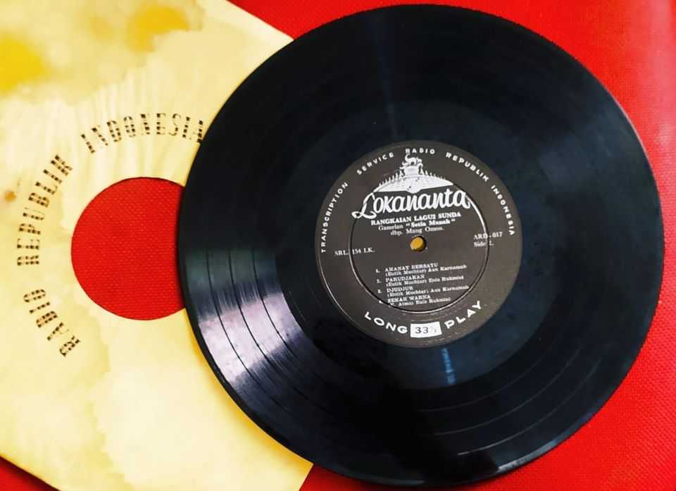 Piringan Hitam Rangkaian Lagu - Lagu Sunda