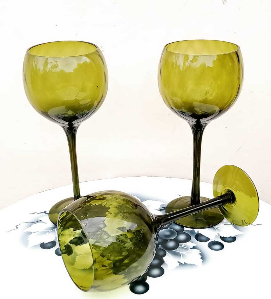 Gelas ktistal berkaki warna hijau bikin Seger