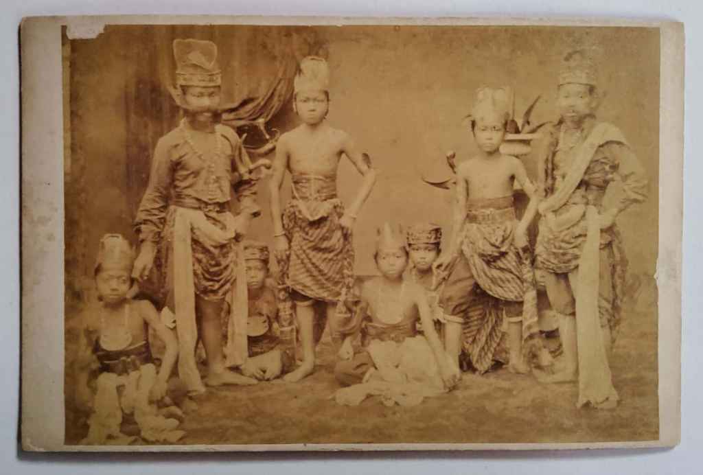 Foto Antik / Foto Kuno ; estimasi tahun 1870-an; ukuran 10,5cm x 15cm (kecil 0034)