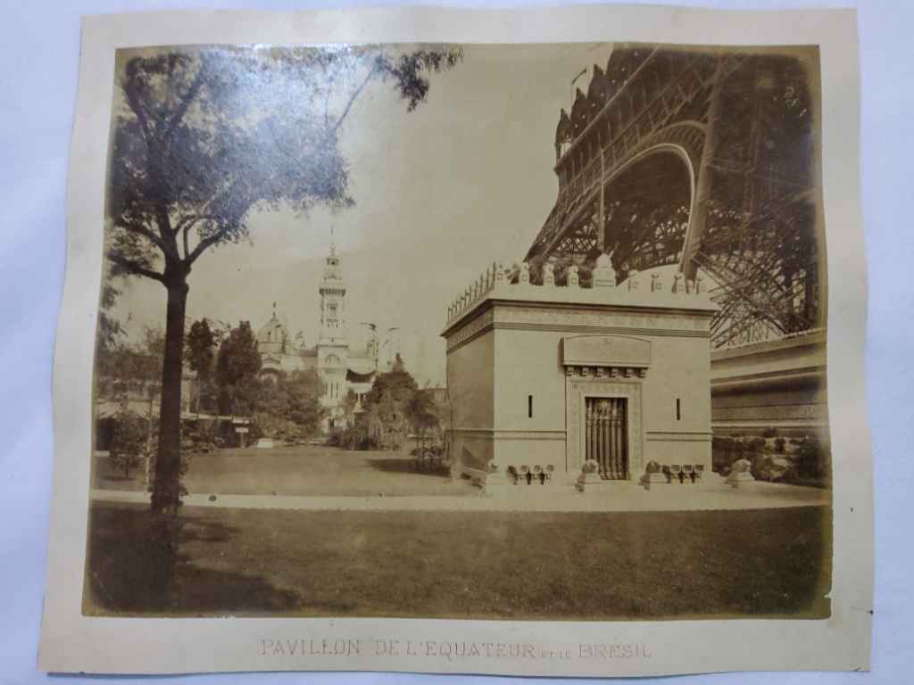 Foto Antik / Foto Kuno "dua muka" (Le Pavillon Du Gaz - Pavillon de L'Equateur et le Bresil); estimasi tahun 1900-an awal; ukuran 28cm x 22,5cm
