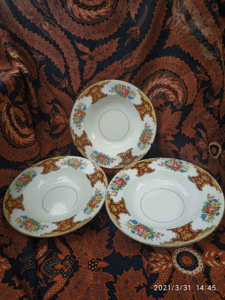 Piring Keramik Antik Eropa