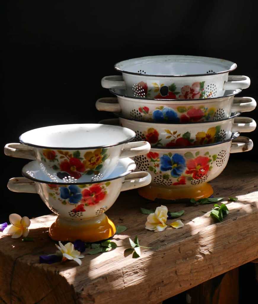 Ceting Nasi Jadul Motif Bunga. Kiri ukuran T 13cm x D 20cm.  Kanan ukuran T 13cm x D 25cm.