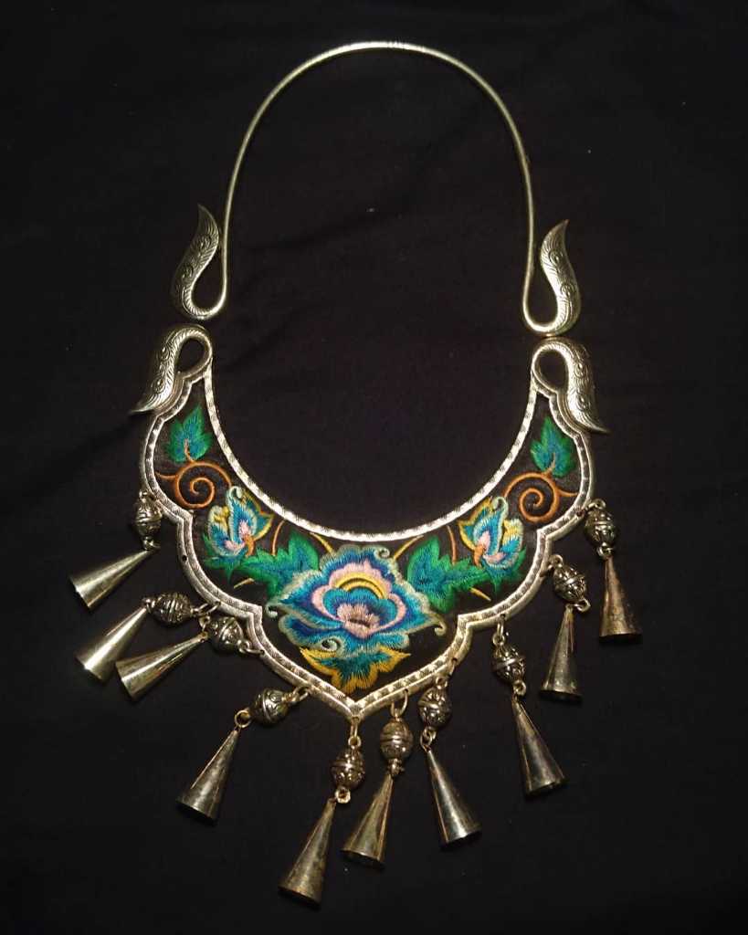 Necklace tari duri Suku miao