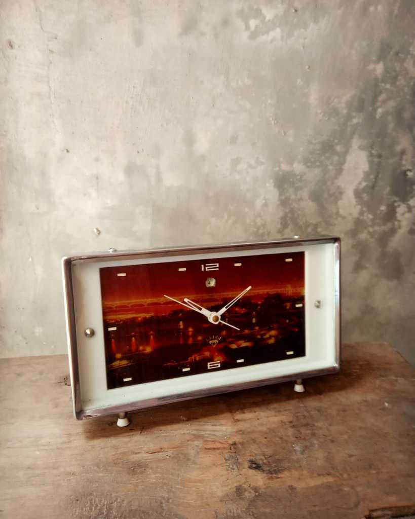 Jam weker vintage, merek "Diamond" (Logo berlian).