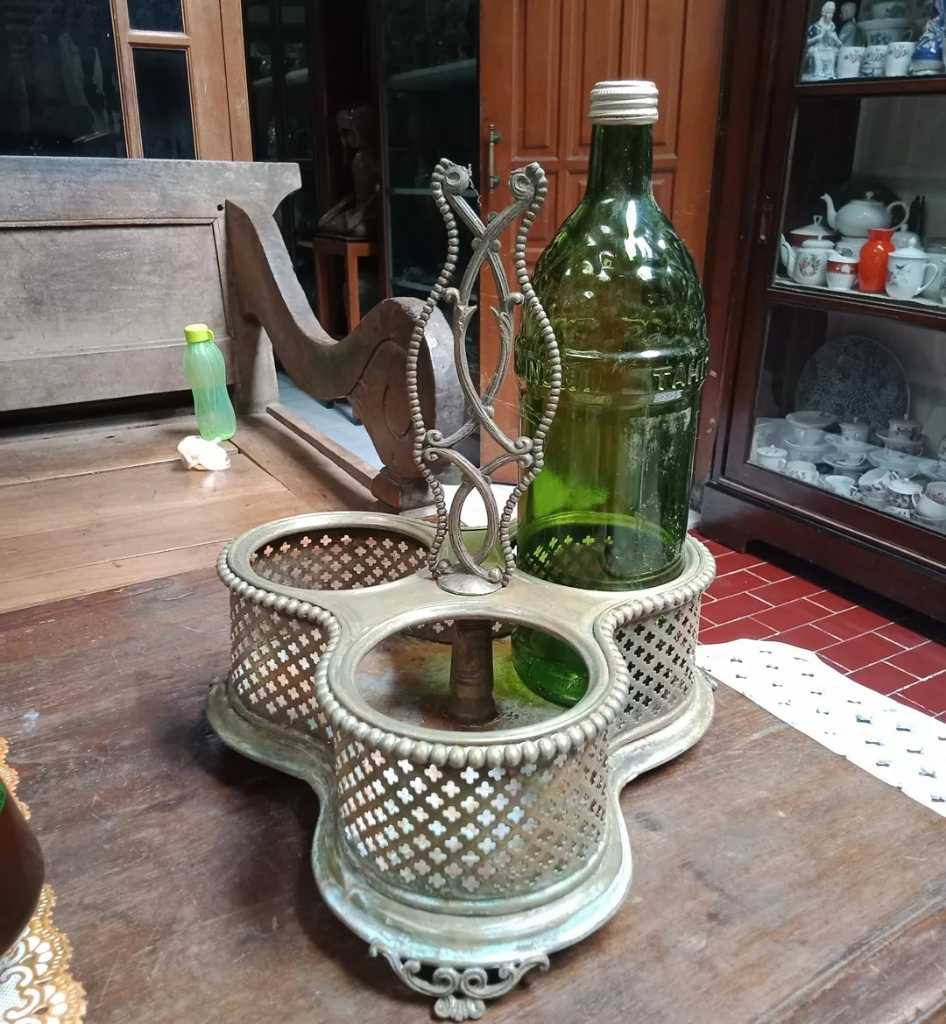 Tempat botol eropa.bahan kuningan.kondisi bagus
