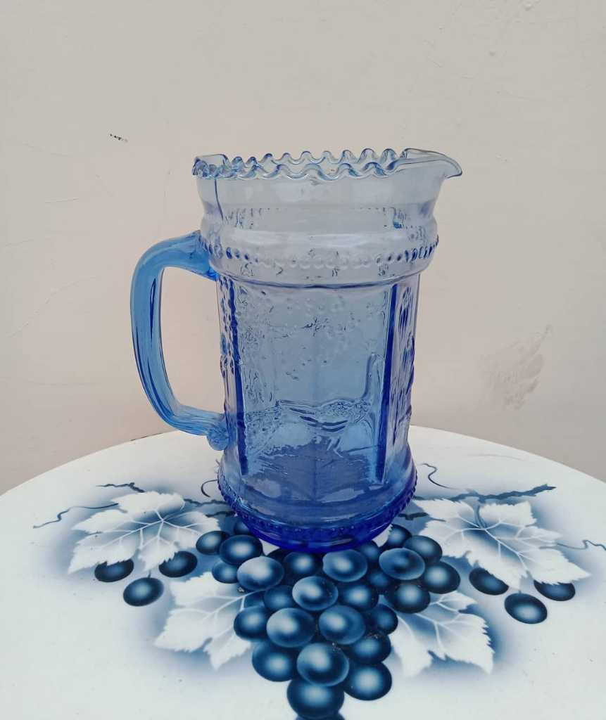 Picer minum warna biru