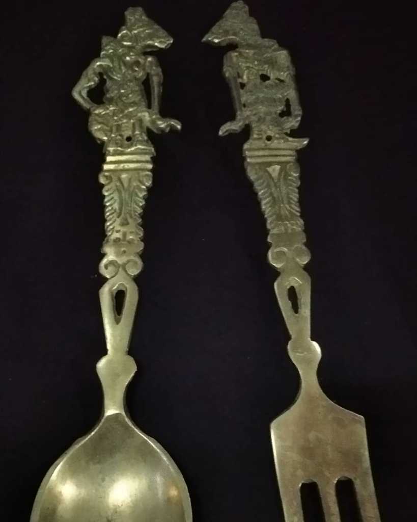 Sepasang sendok ukir tokoh wayang tinggi 28cm