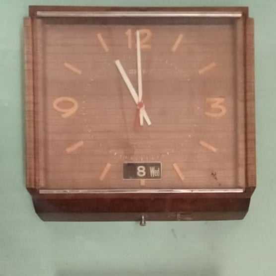 Jam dinding transistor ada tangalnya