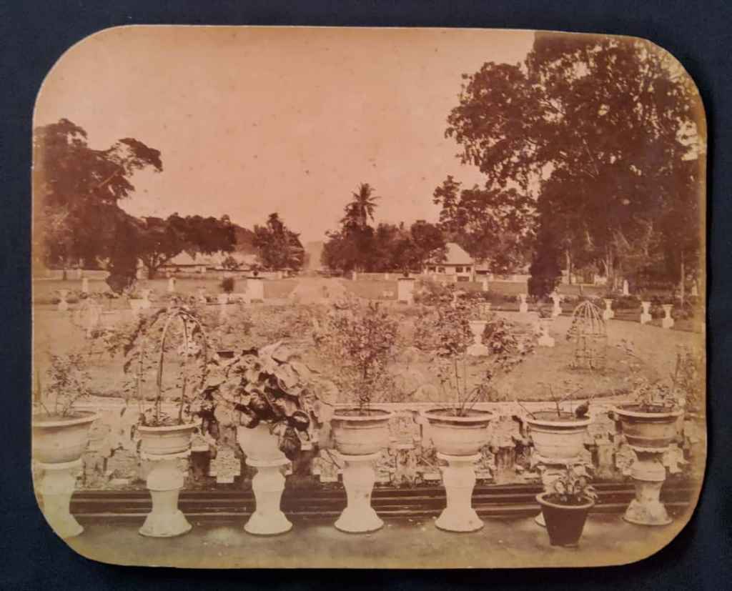 Foto Antik/Foto Kuno; estimasi tahun 1870-an; ukuran 24,5cm x 19cm (C0026)