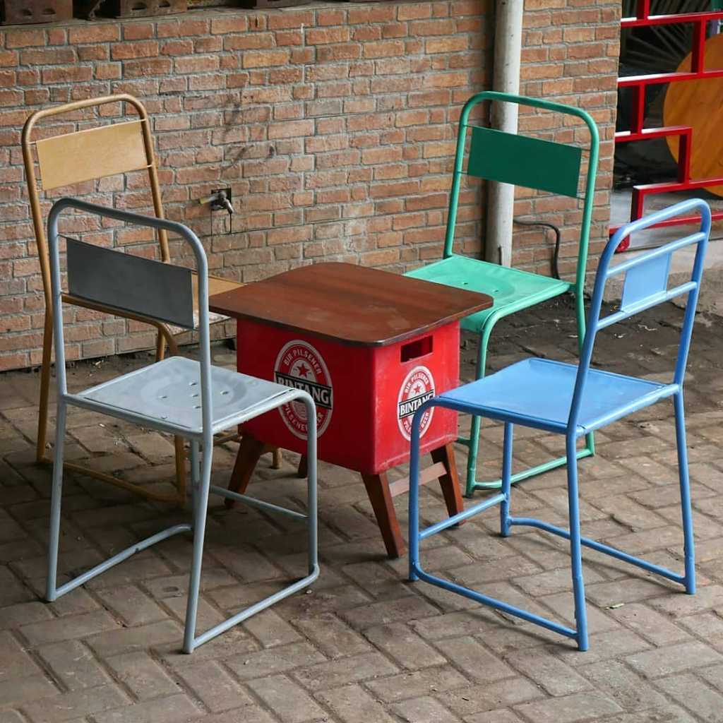 Set meja krat dan kursi seng.