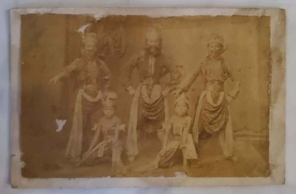 Foto Antik / Foto Kuno ; estimasi tahun 1870-an; ukuran 10cm x 15cm (kecil 0038)