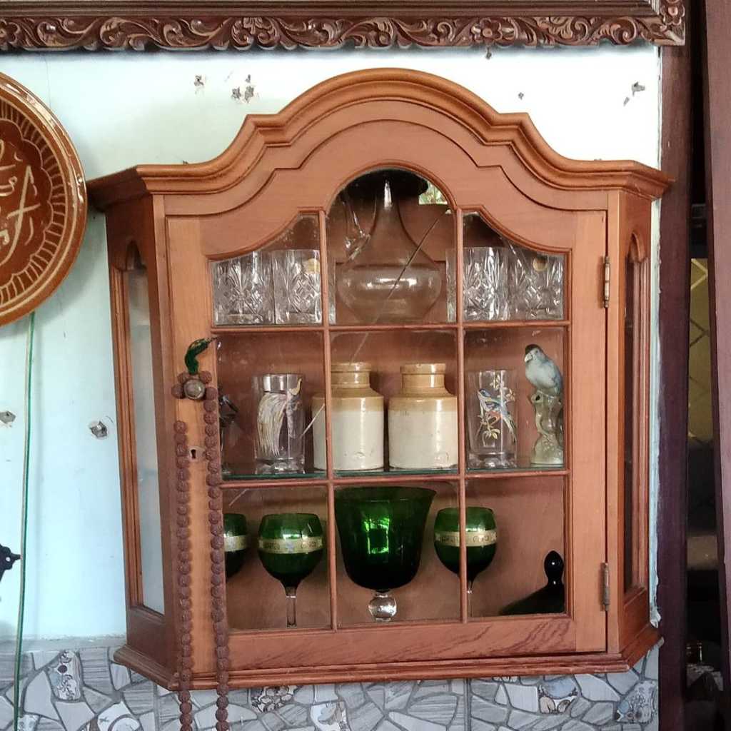 Lemari dinding art Deco