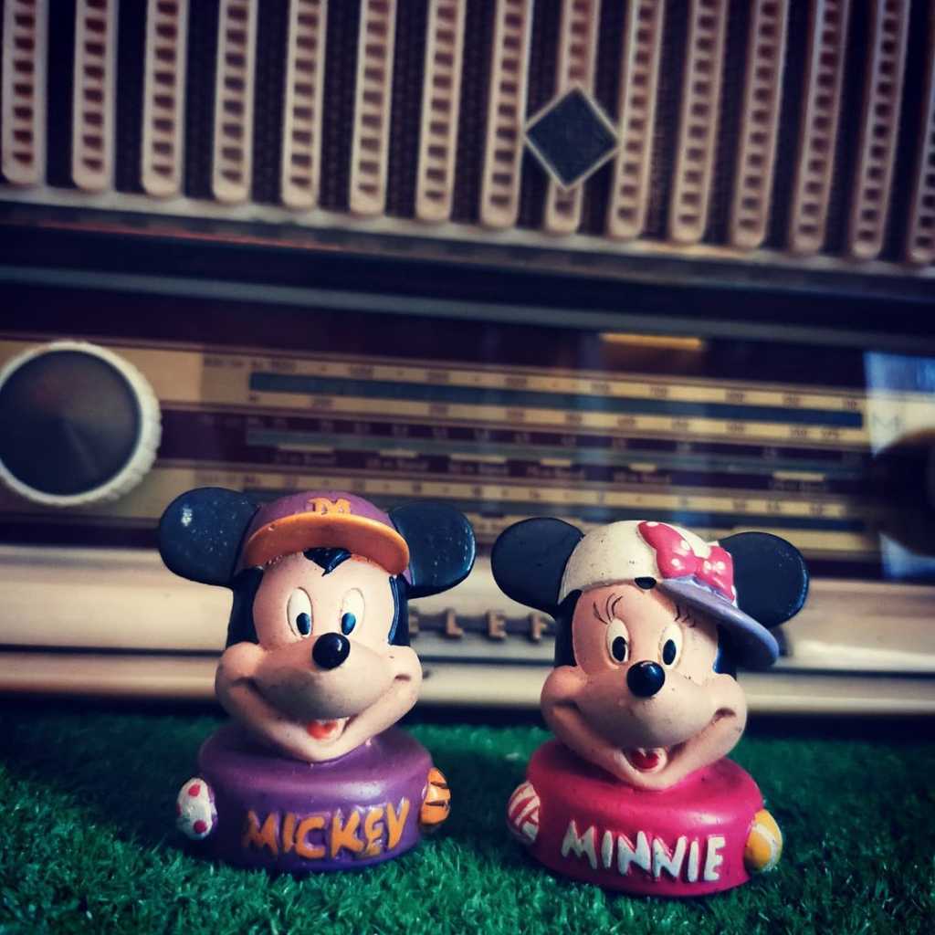 Patung Micky dan Minny Mouse